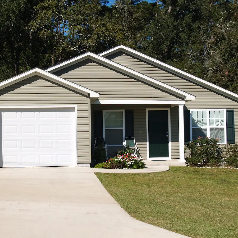 Weather-resistant vinyl siding in Baton Rouge